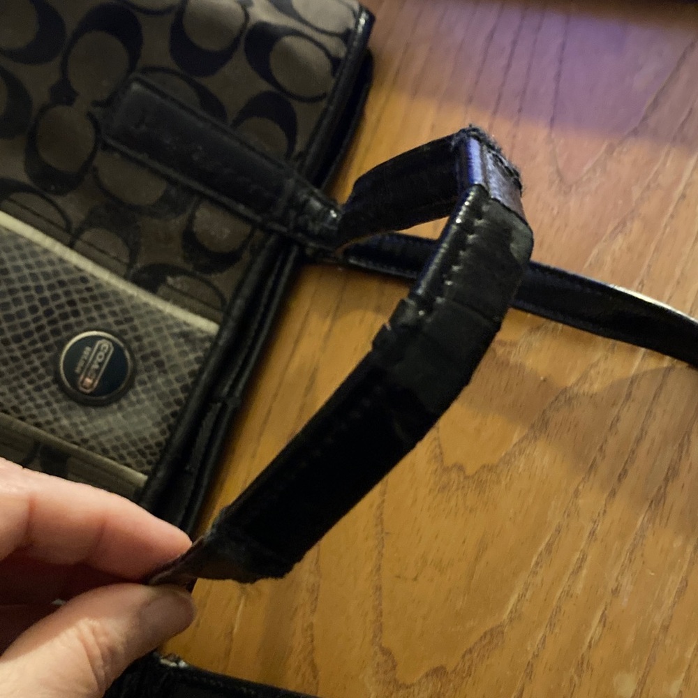 Coach Signature Canvas Tote pocketbook - Picture 12 of 15